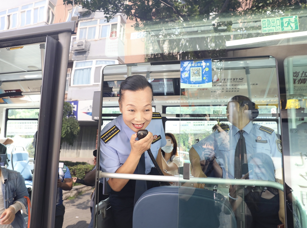 61岁李素丽重回车厢传授服务经验