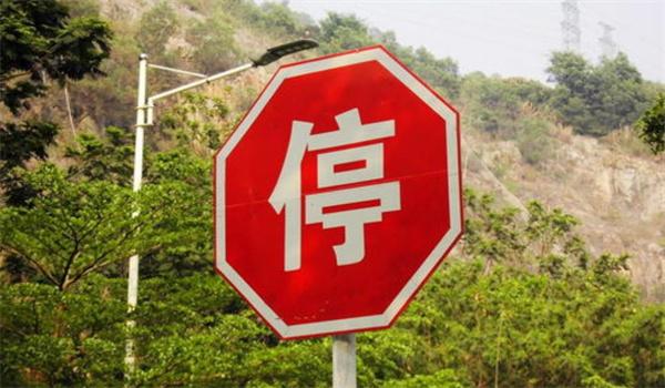 它常常被安置在交通流量大的十字路口或铁路道口.