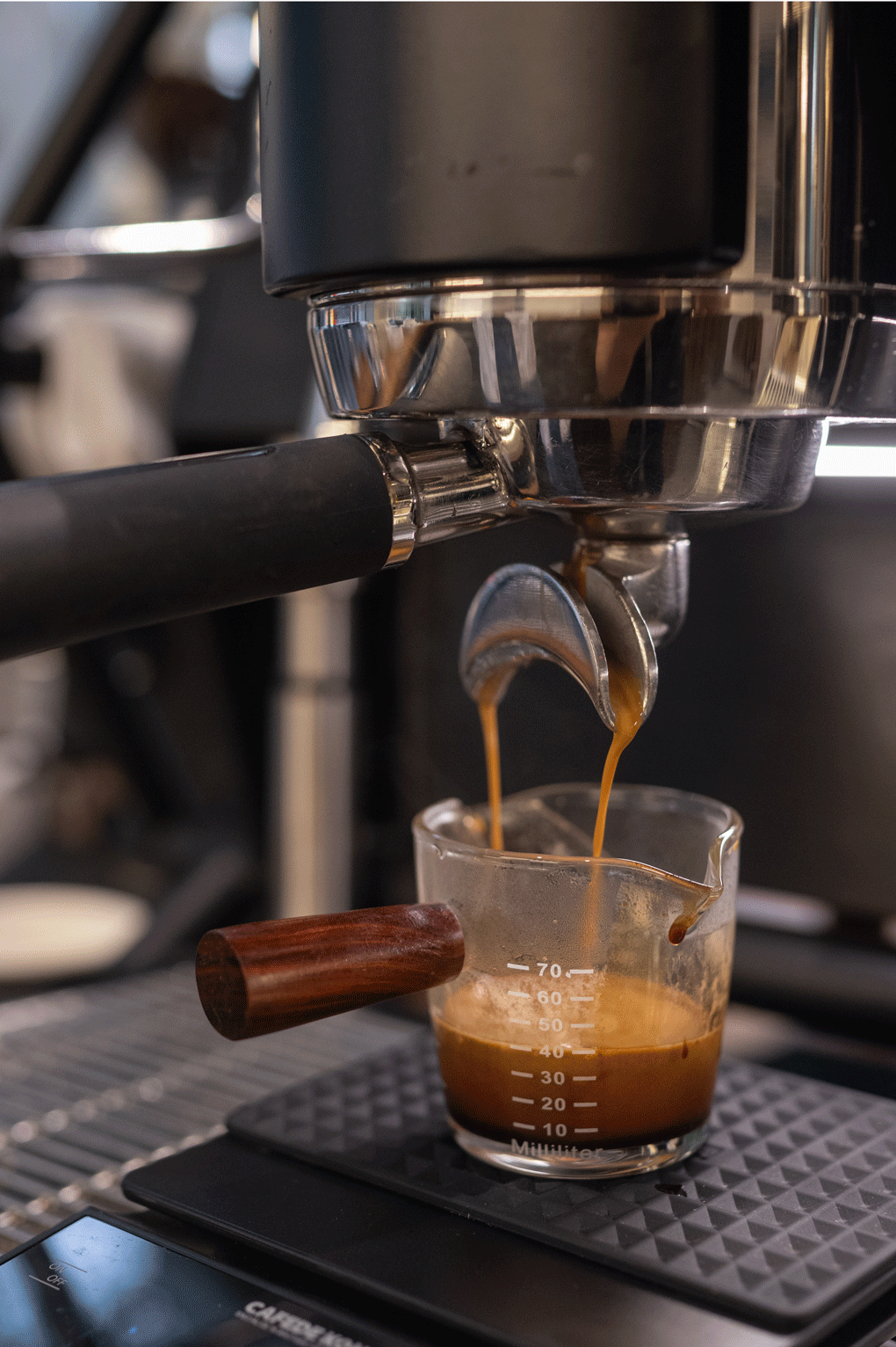 咖啡制作过程店内环境整体运用艺术涂料,墙面局部做了手绘涂鸦,地面