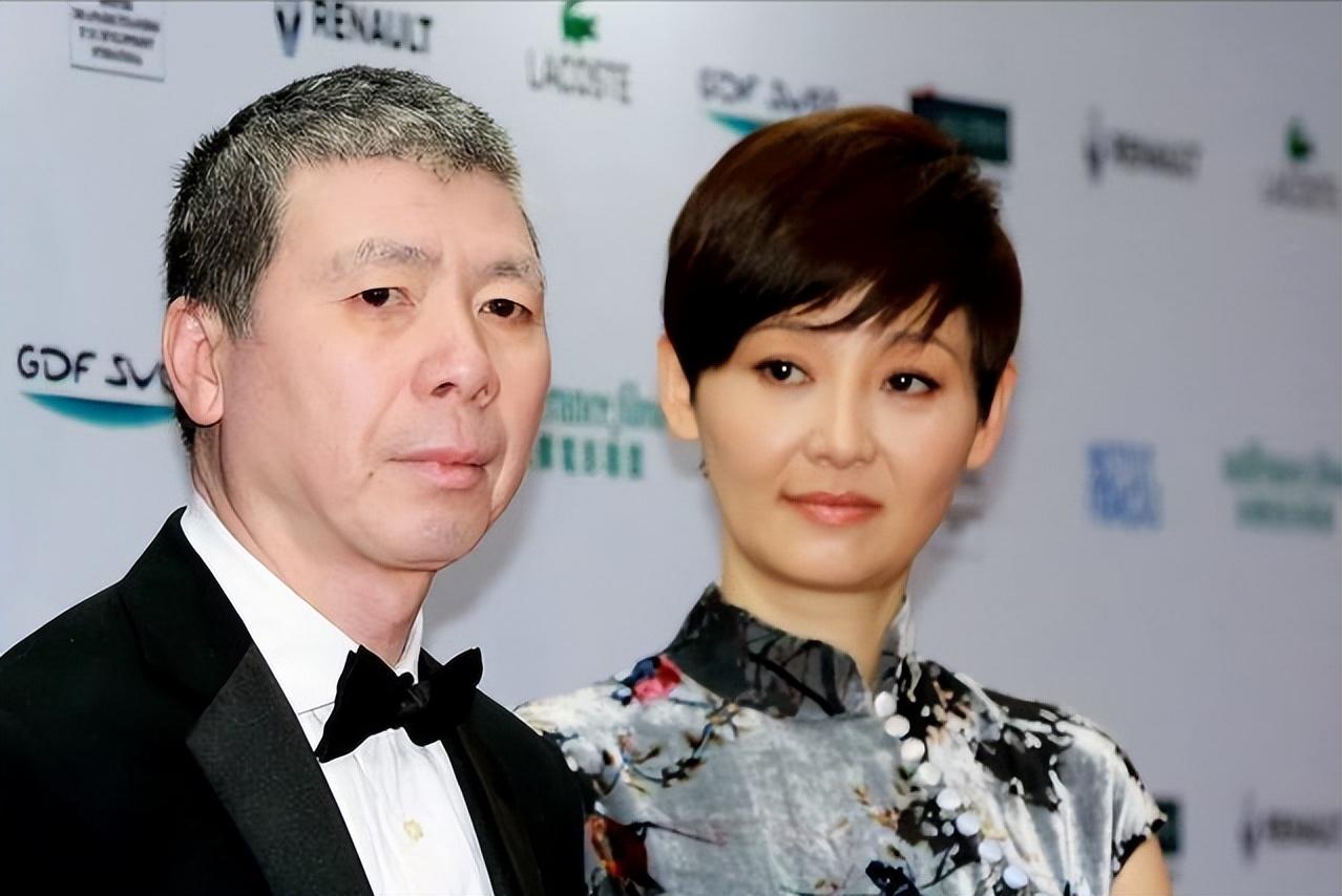 55岁徐帆探班冯小刚,遭全程冷脸显尴尬,17岁养女当众坐妈妈怀里