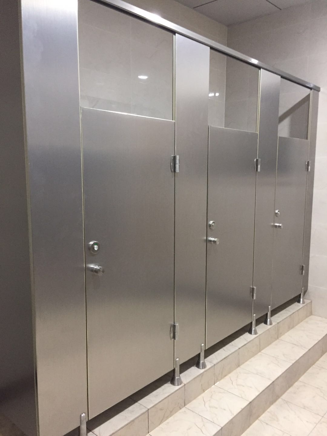 卫生间隔断厂家有塑钢材料的吗