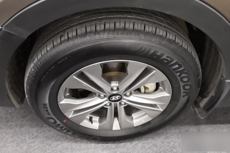 现代新胜达原装轮胎是什么牌子?