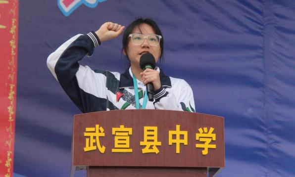 水火箭,气弓箭,抛石机.武宣县中学的学生真会玩!