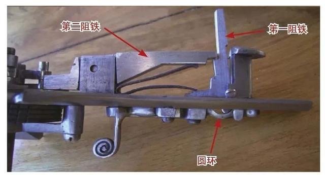 騎士團人手數支,原理類似打火機:簧輪槍槍機發展史