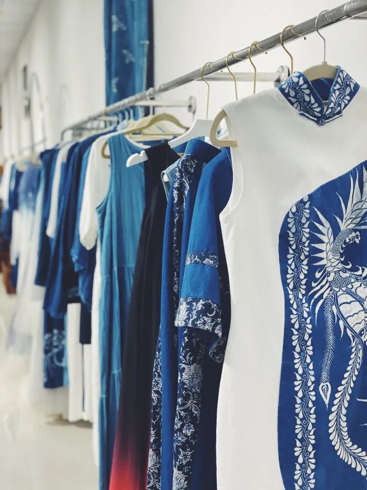 冉光津用枫香染技艺制作的衣服