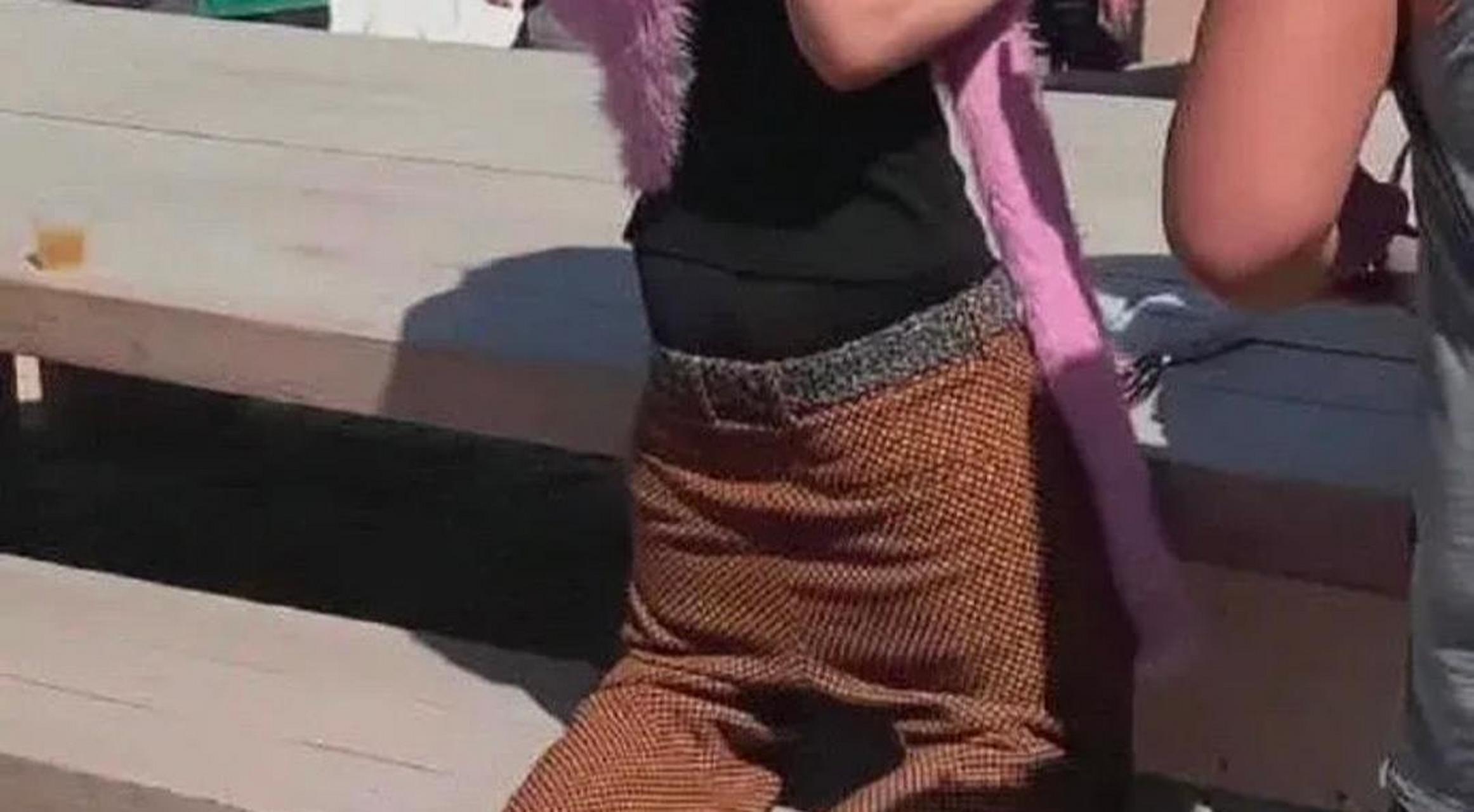 王嘉尔裤子脱半个屁股,漏一半内裤,这造型你觉得怎么样?