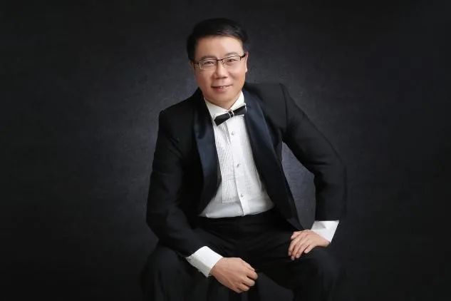毕业于中国音乐学院声乐歌剧系,声乐专业,先后师从于西安音乐学院李琦