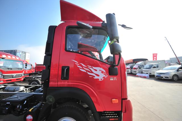 搭载160马力潍柴机 城市运输超方便 高清实拍重汽王牌瑞狮轻卡