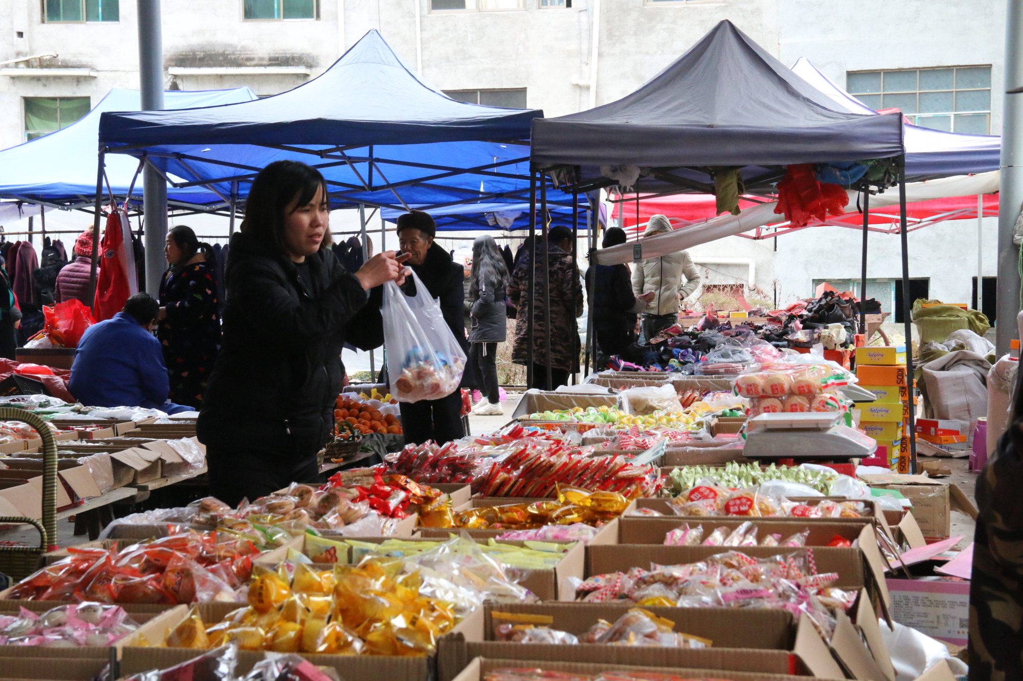 从江县庆云镇:赶集天农贸市场年味浓