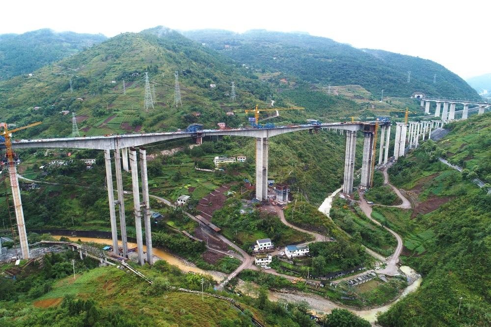 渝黔高速扩能项目两合江特大桥左幅连续刚构顺利合龙