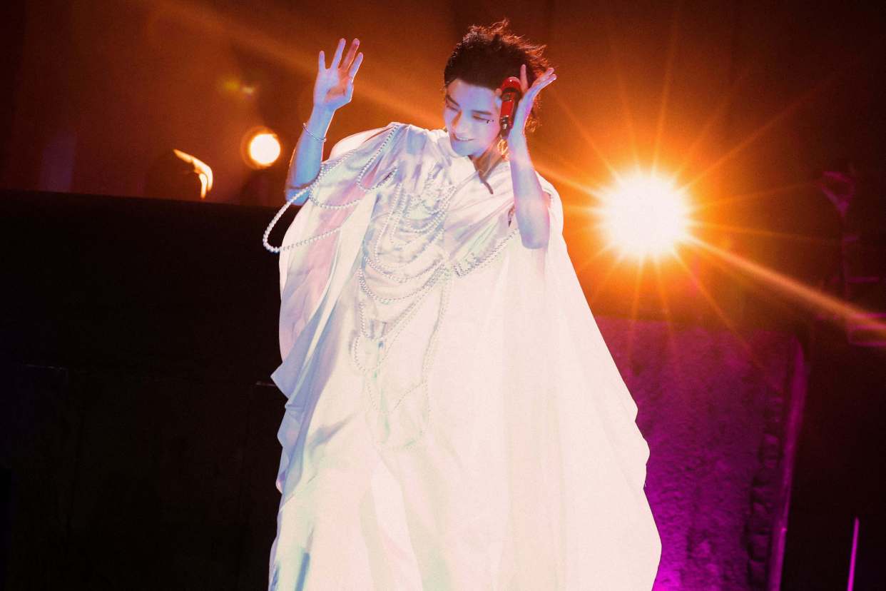 华晨宇《神树》演唱会live曝光 震撼直击白衣出场名场面