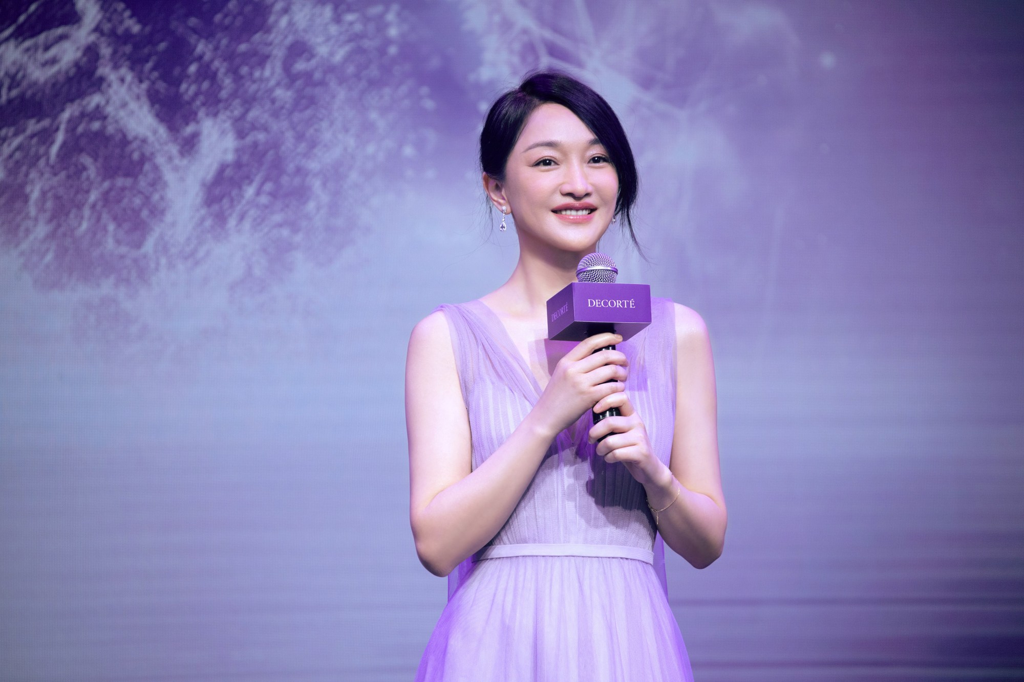 周迅粉紫温柔亮相黛珂品牌在线发布 期待新年遇到更好角色