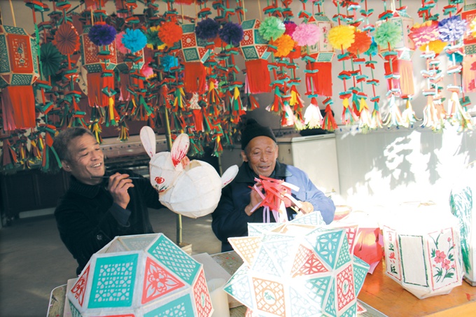 郧西县民间老艺人扎花灯迎新春