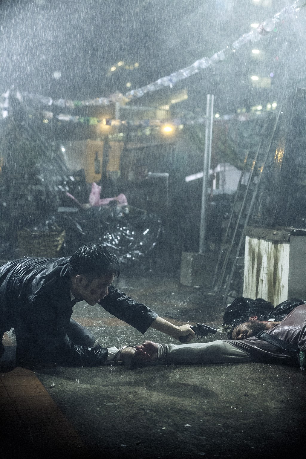 动作电影《智齿》李淳穿五件戏服在夏天的香港上演动作场面 在大雨中