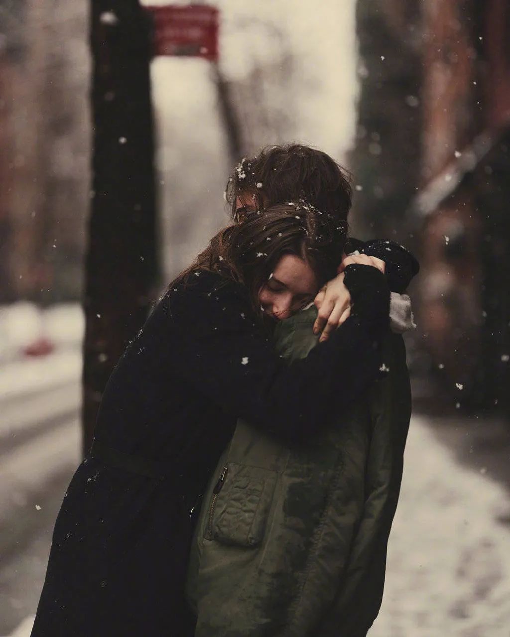 情侣天冷拥抱的图片图片