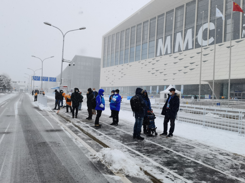 现场直击丨冬奥期间迎来一场瑞雪 闭环内人们仍很忙碌