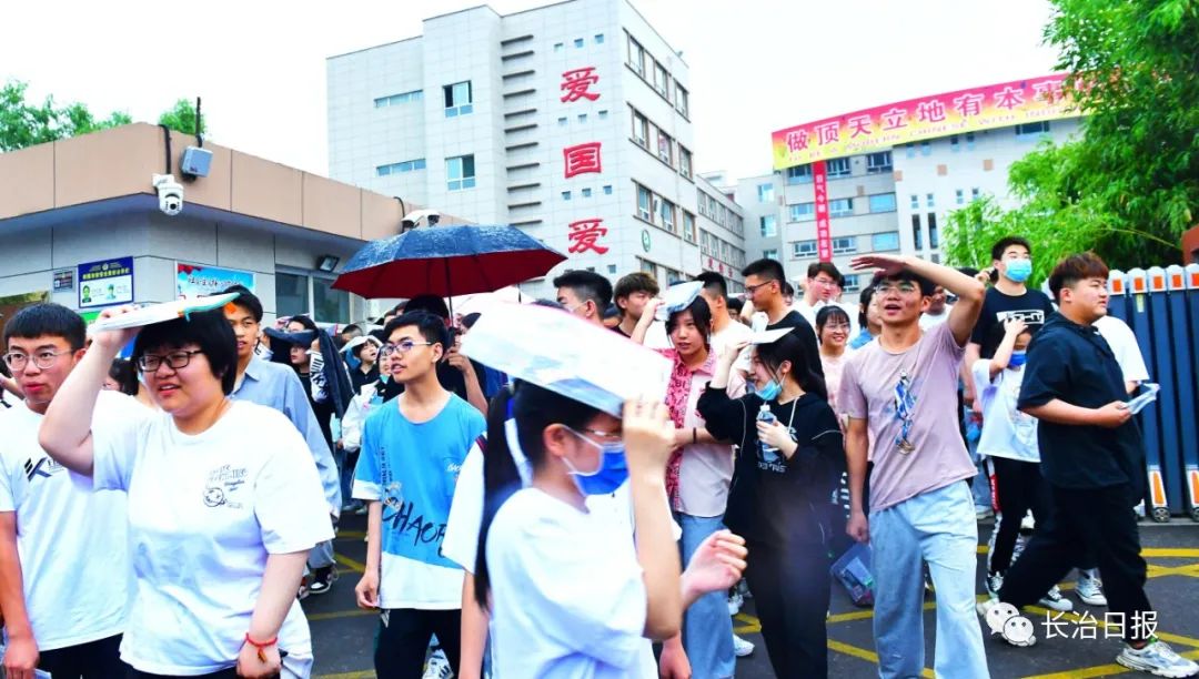 6月8日下午,在潞州区实验中学考点,考试结束后,考生离开考场   梁栋摄