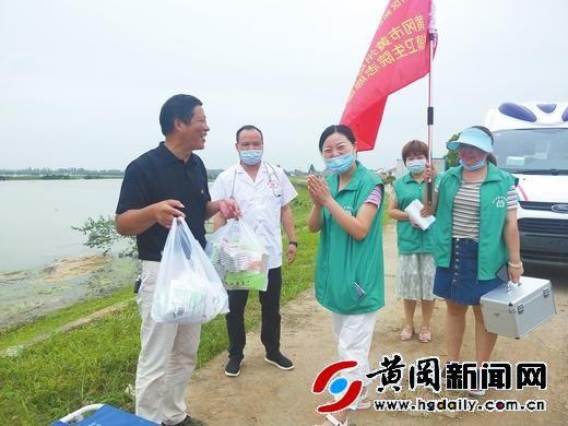 黄州区堵城镇卫生院医务人员到芦冲村防汛执勤点看望防汛值守人员