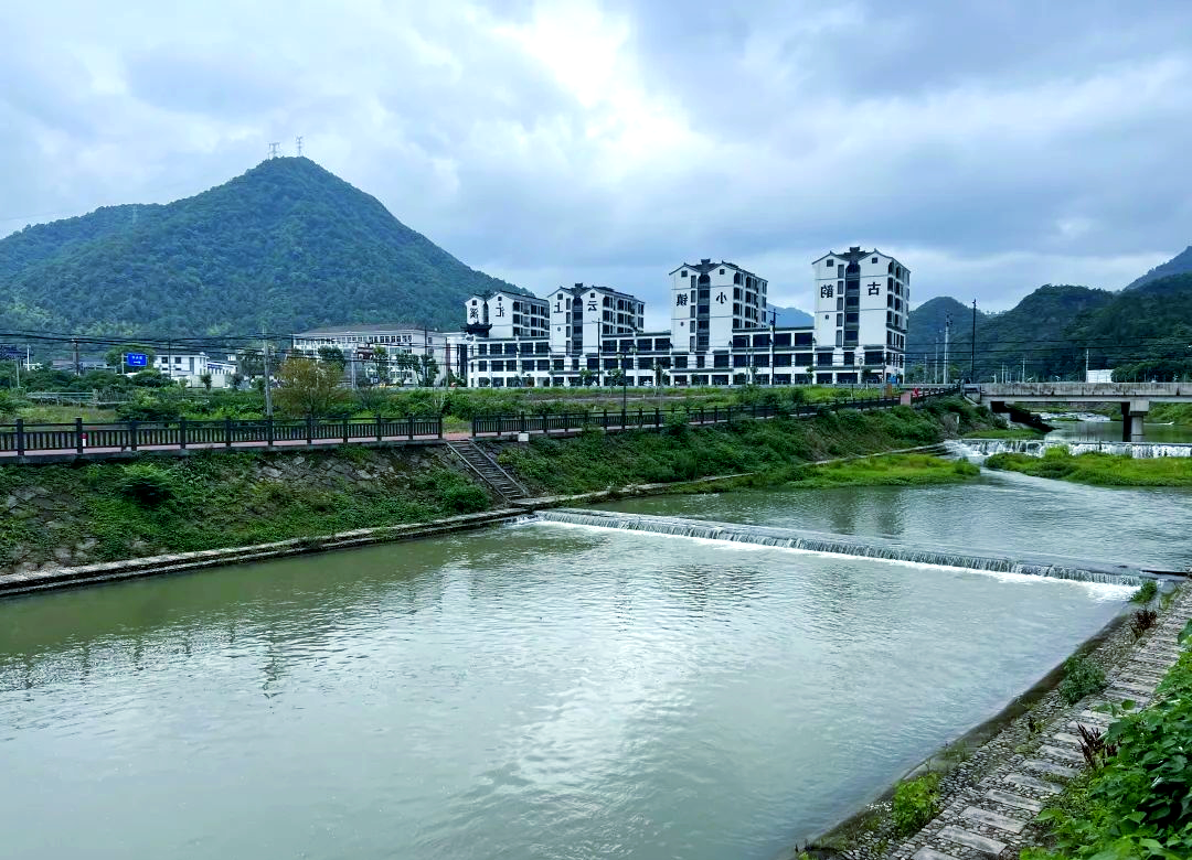 临海市汇溪镇新书吧:廊桥与诗意阅读的完美结合