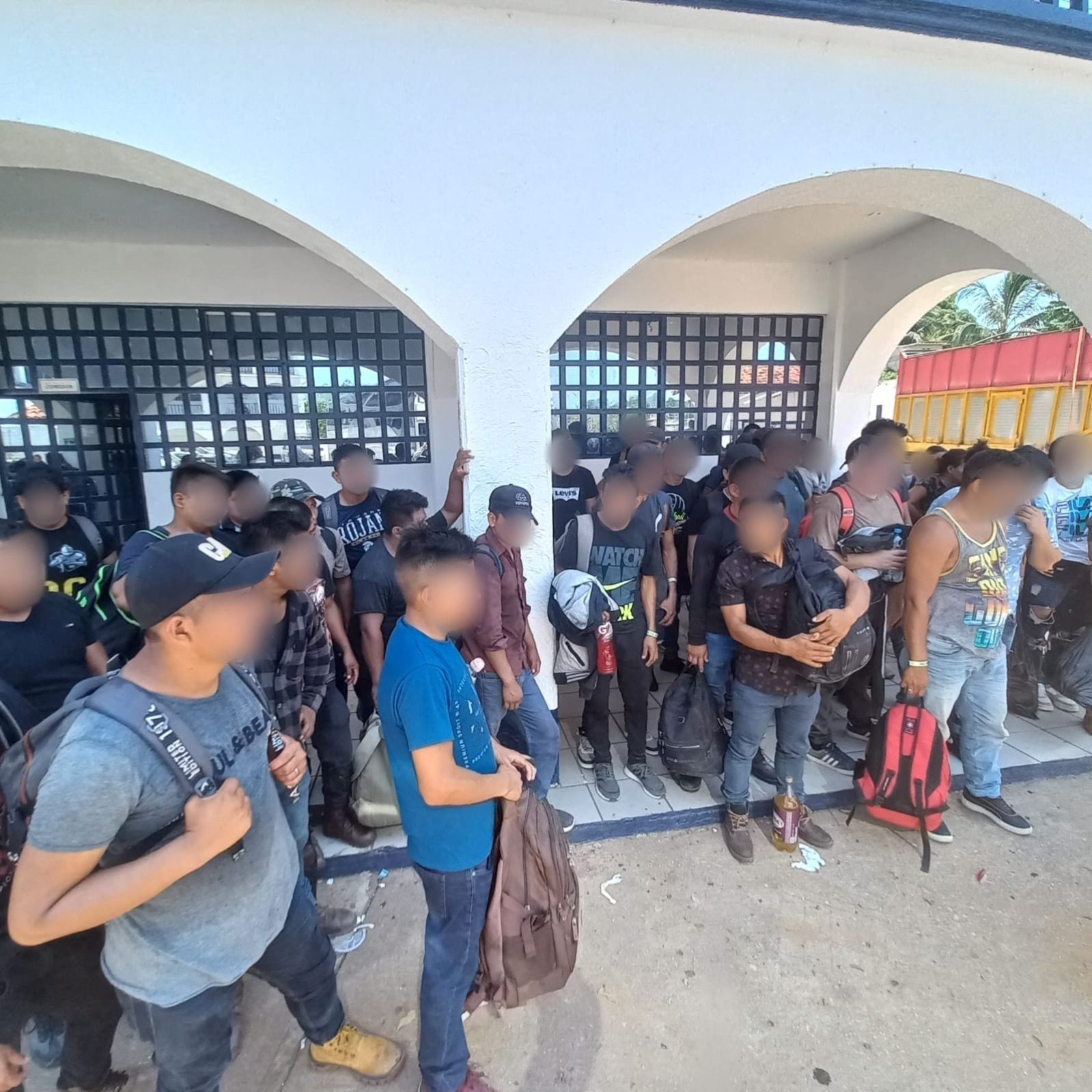 墨西哥在高温天气下截停挤满逾百非法移民的卡车