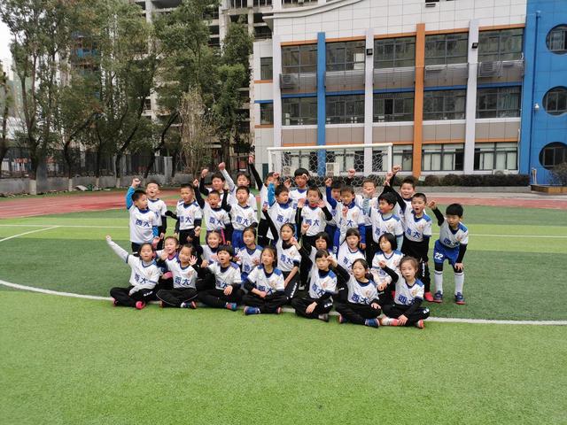 西大街小学学弟学妹喊话大学姐王霜:像你一样敢于拼搏为国争光