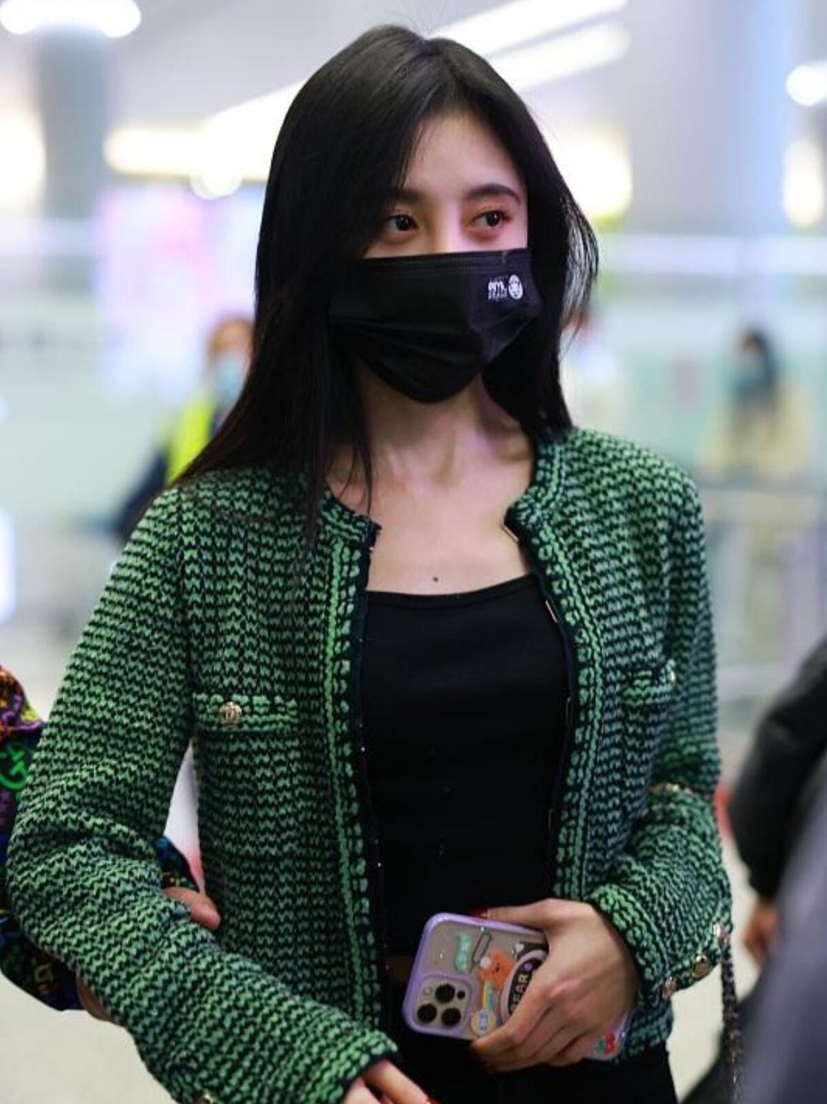 鞠婧祎个子娇小但很丰满,把小香风外套敞开穿,甜美又显"料"