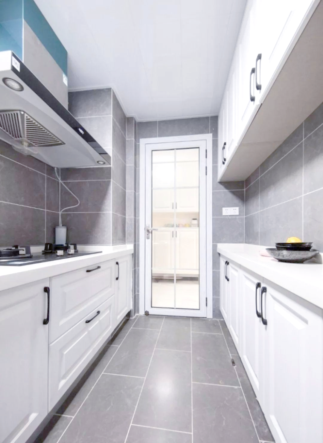 简约边框与大面积玻璃的完美融合采用简约边框与大面积玻璃的厨房门