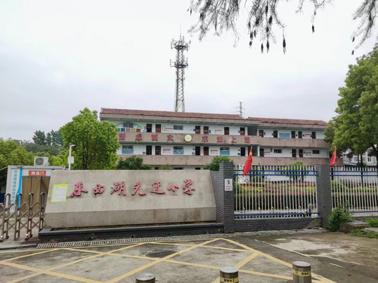 武汉农民工子弟学校迎来"匠心课堂":看一看,未来建筑多奇妙?
