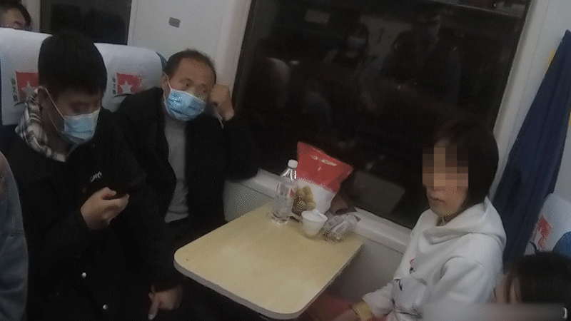 淄博乘警大队民警张超 接到乘务员报警称 15车有一名旅客霸占他人坐席