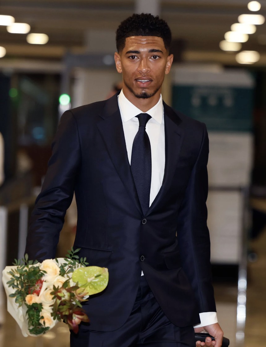 皇马全队着西装抵达沙特首都利雅得,备战西班牙超级杯