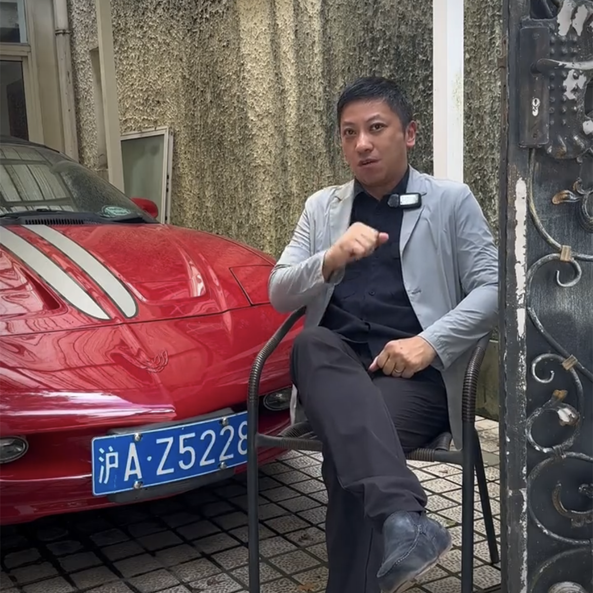 富四代网红唐心忠遭质疑!自曝豪车被套牌,细节证据彰显文化底蕴