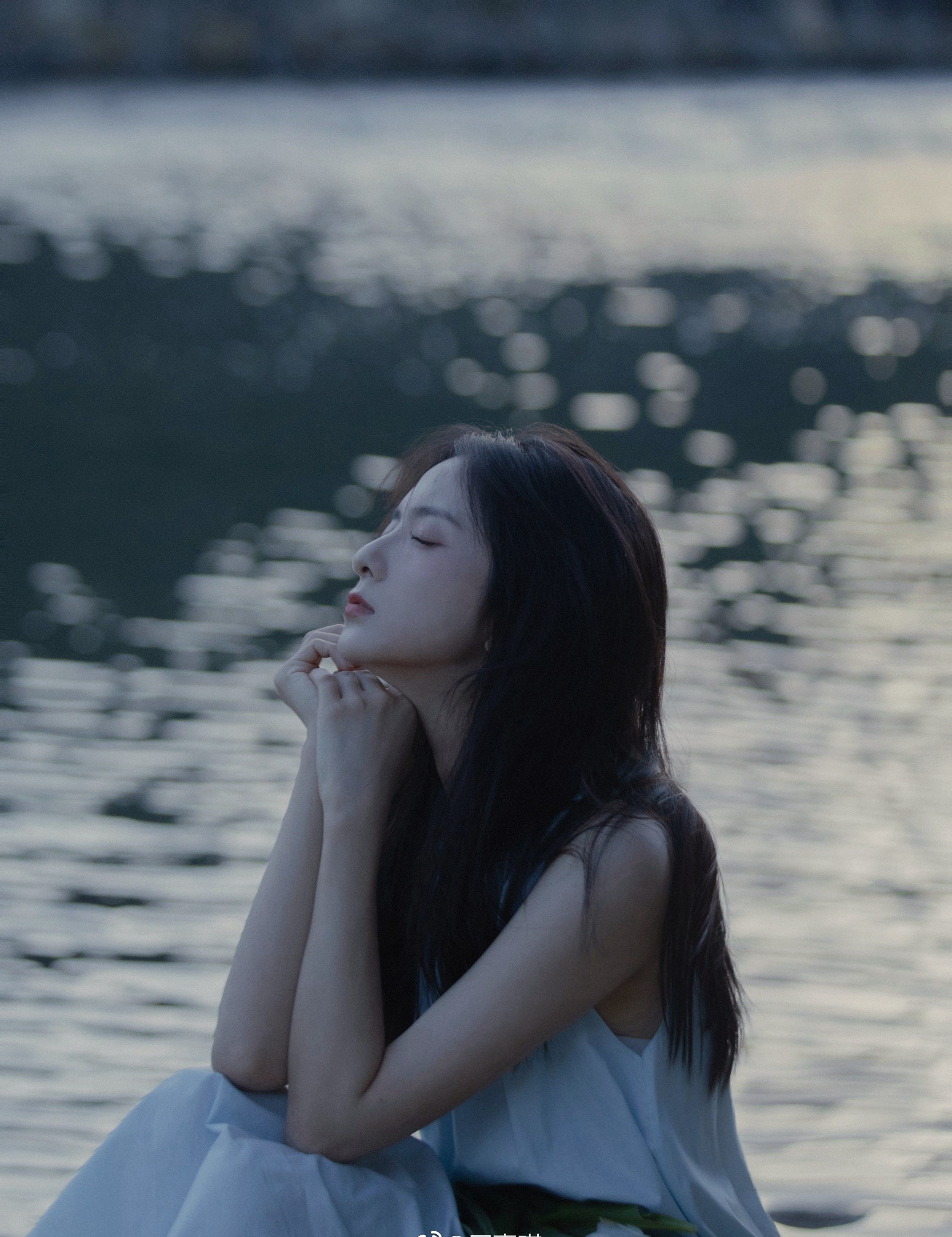 厉嘉琪白色连衣裙水边写真