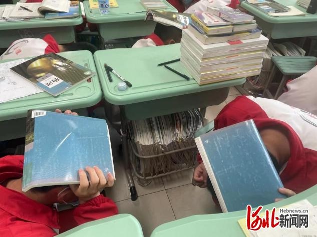 河北平山中学举行防震疏散演练