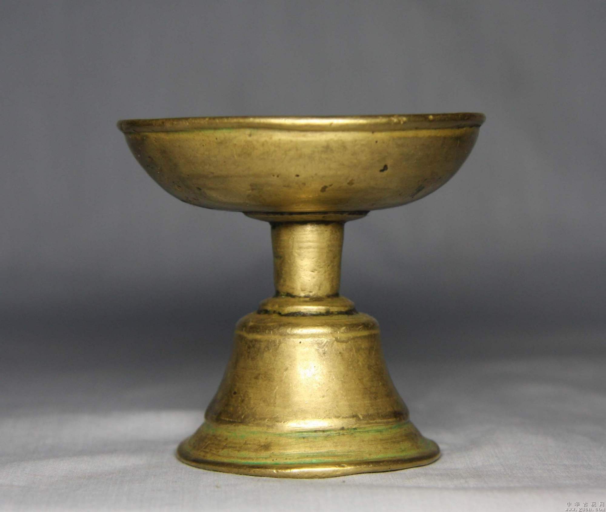 灯盏-有瓷制也有面制,其形多样.内置灯芯