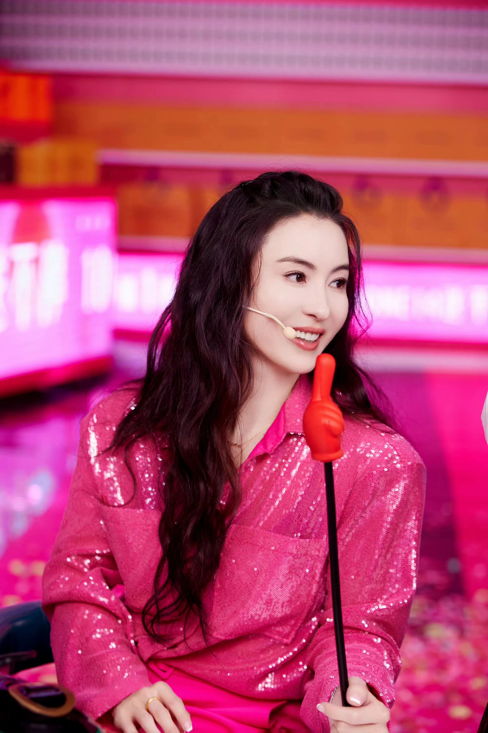 42岁张柏芝不低调了,穿玫红色亮片衬衫搭披肩长卷发,优雅女神范