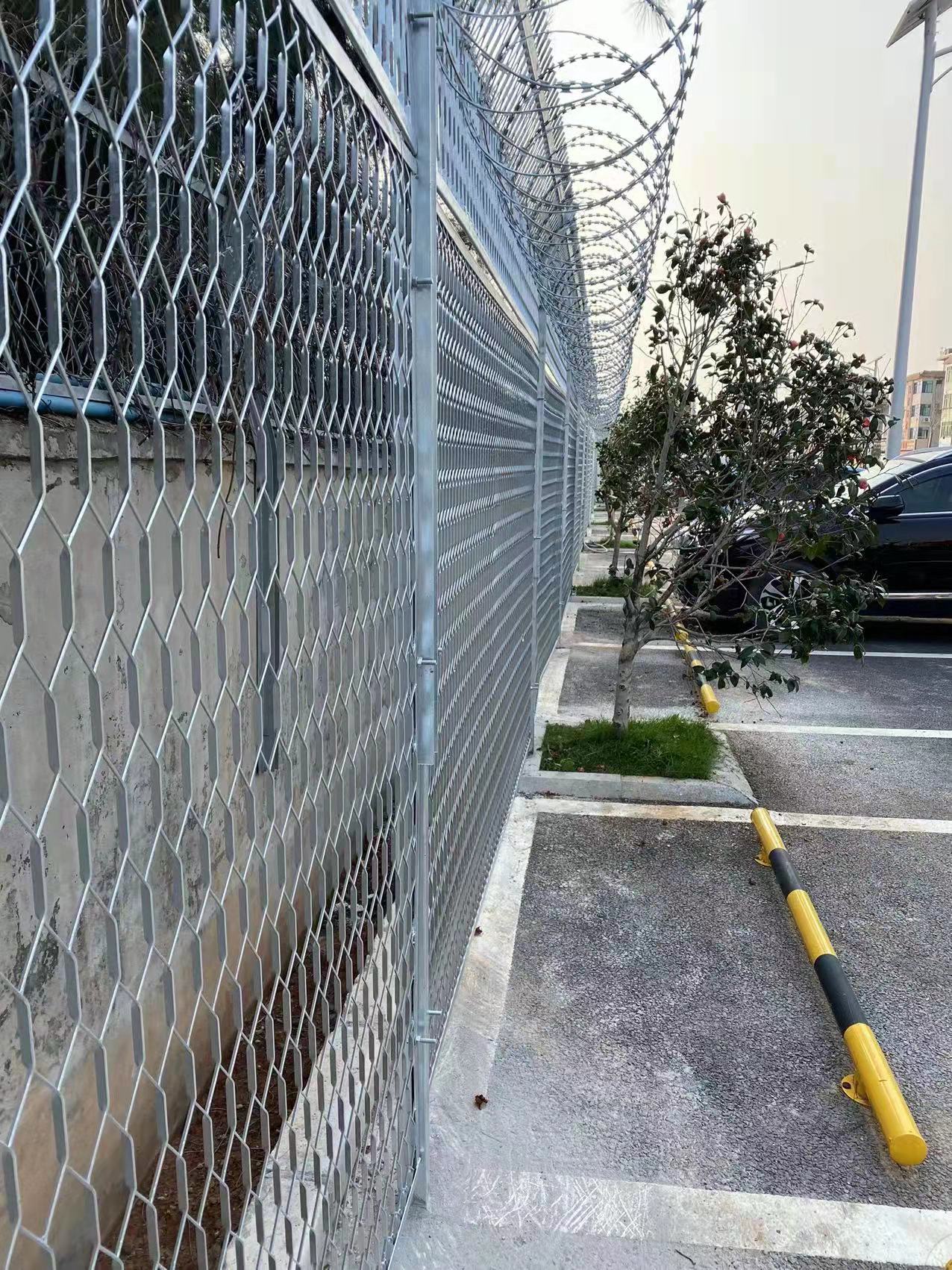 冲拉钢板网护栏热镀锌处理