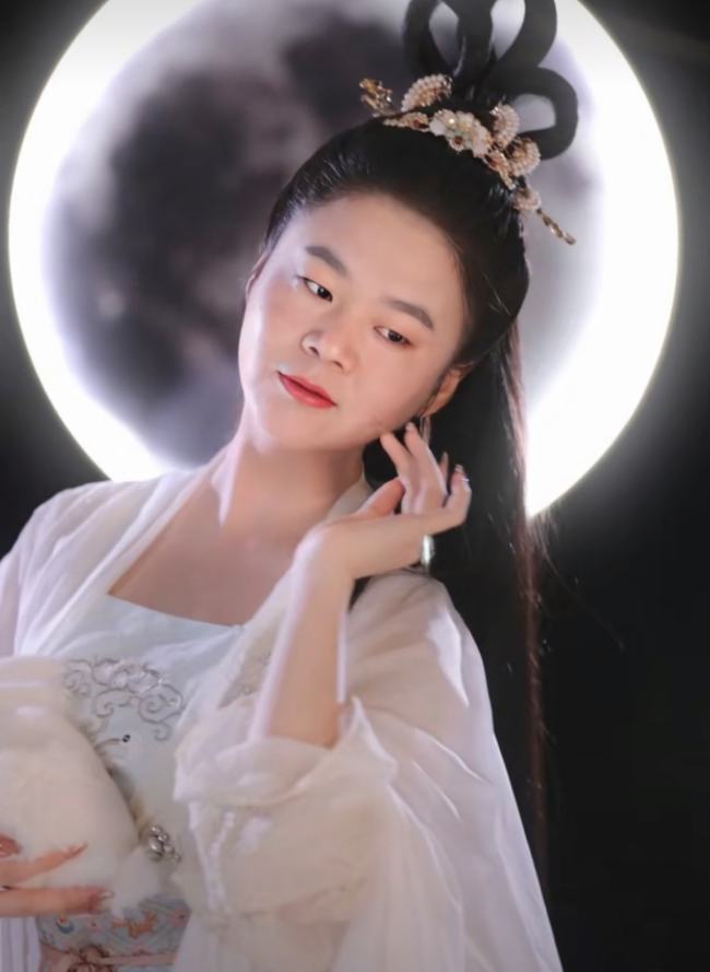 徐筱竹再次恶搞师傅岳云鹏,晒师父嫦娥造型,评论区亮了