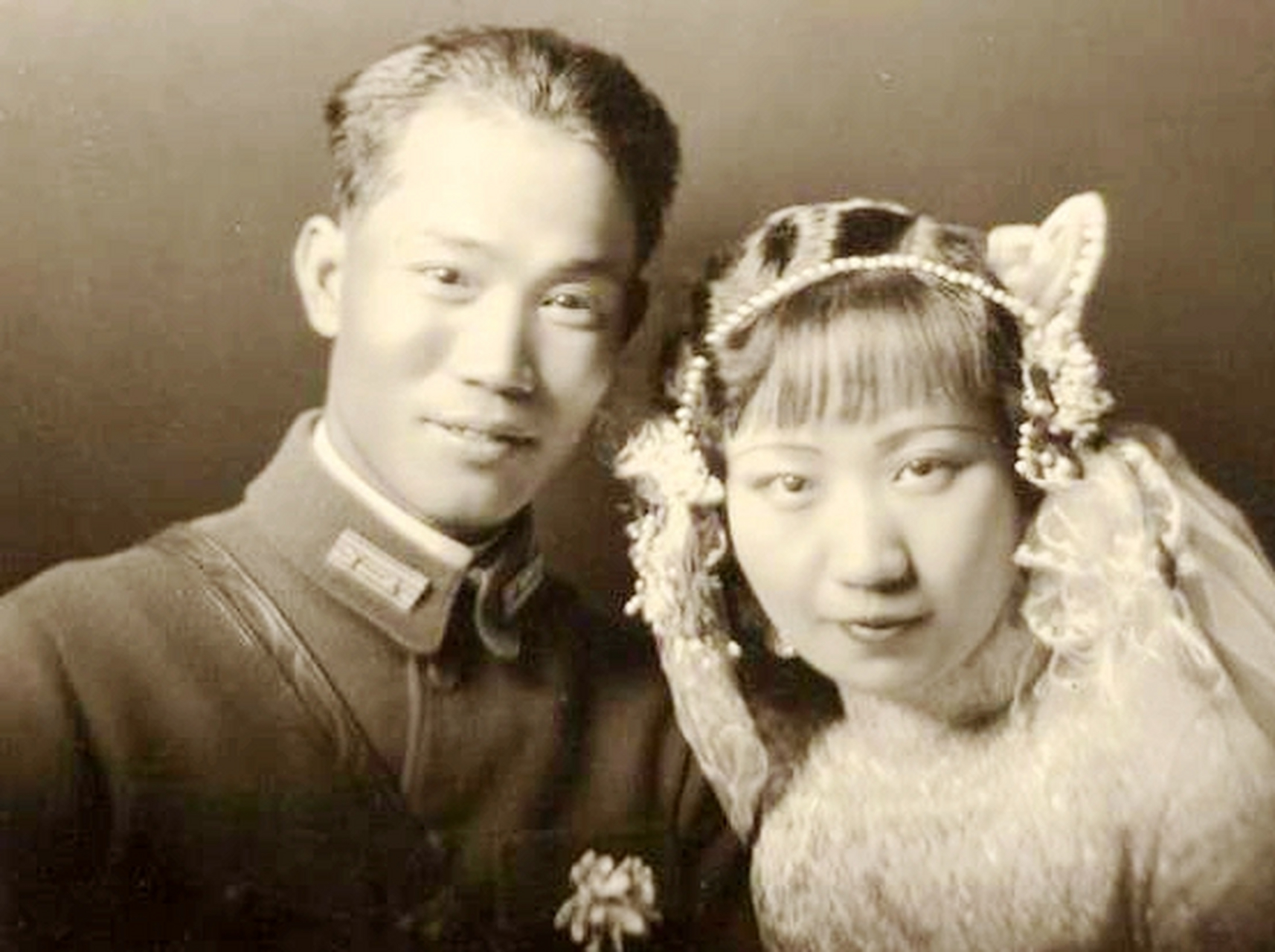 一夜陈诚刚将军脱衣躺下,妻子吴舜莲突然从背后抱住他想温柔点,不料