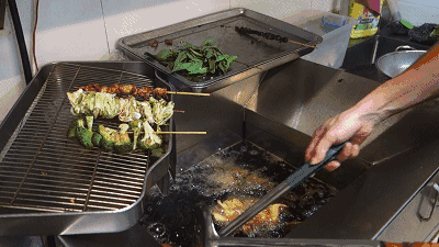 「食品安全」网红炸鸡店在厕所泡原材料