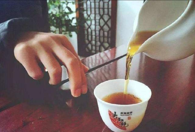 为什么广东人喝茶的时候,总喜欢"敲桌子"?看完总算明白了