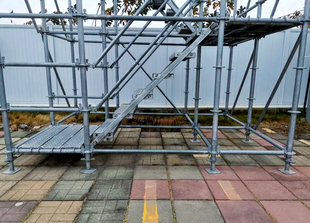 盘扣式脚手架构建的多样化安全爬梯