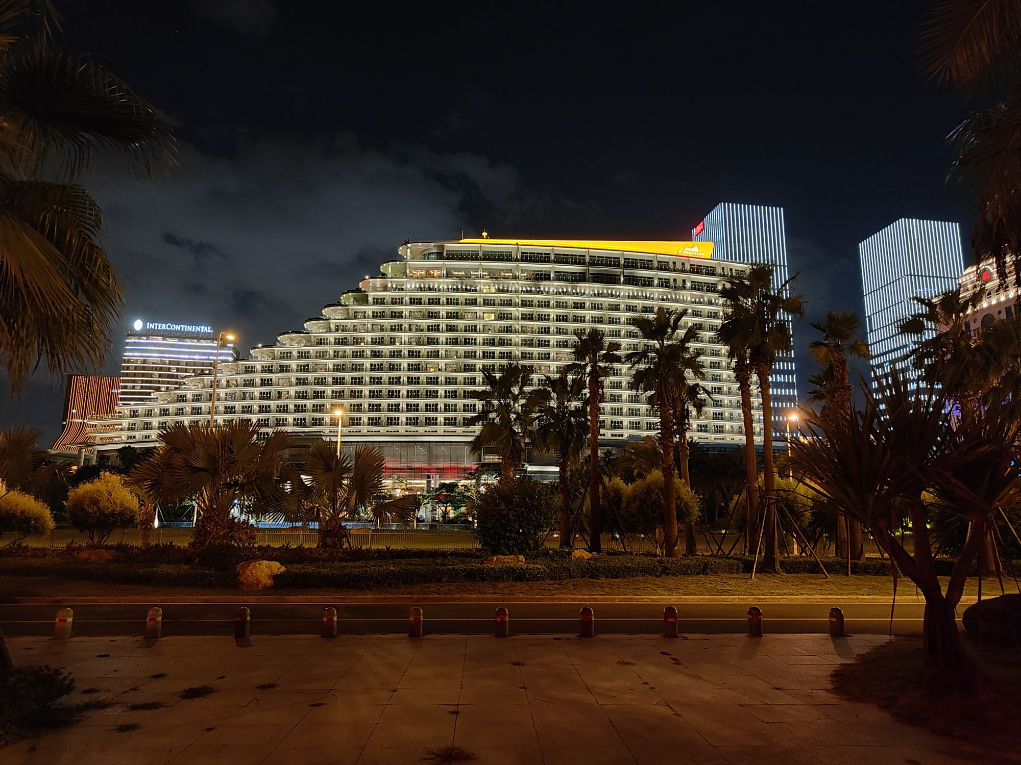 夜晚的厦门会展中心和观音山沙滩风景