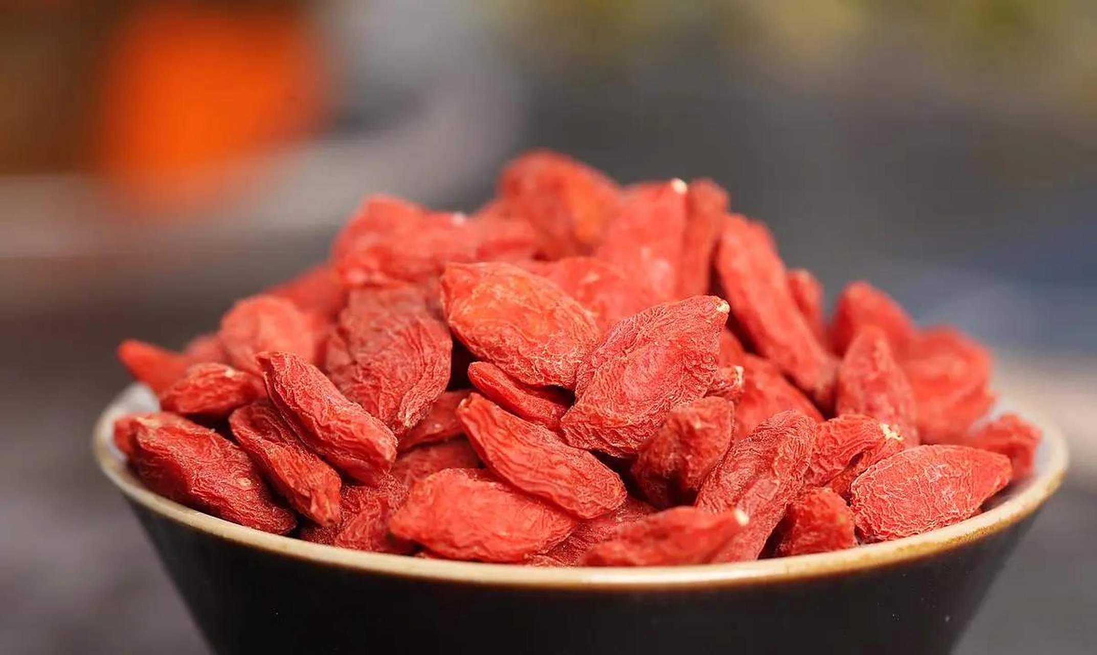 枸杞,这种被誉为"中华宝药"的红色小果实,已经在中医中被用作滋餐和