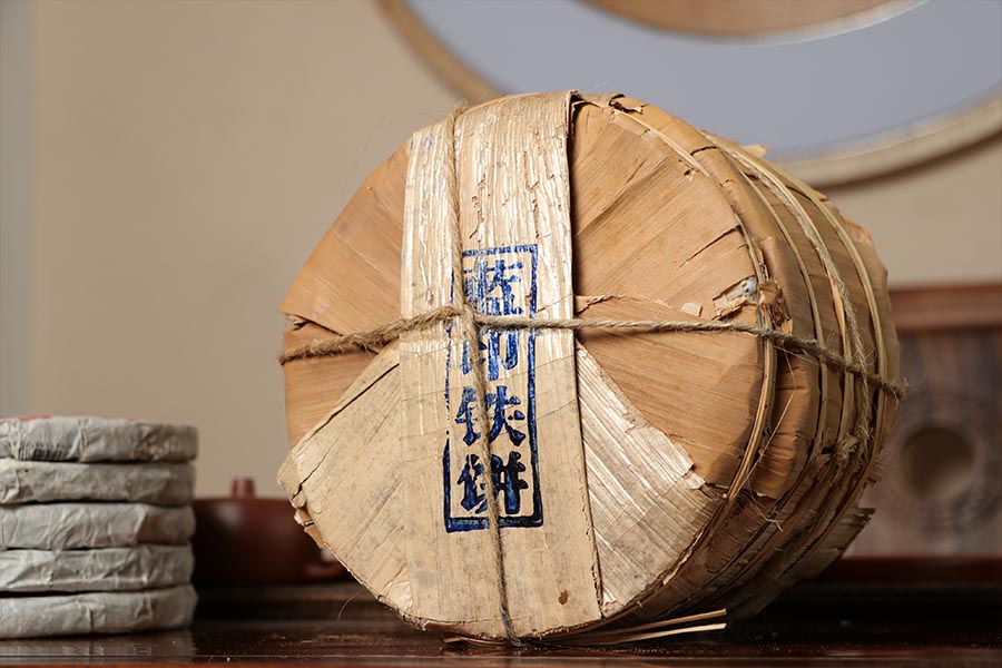 2006年中茶8111蓝印铁饼