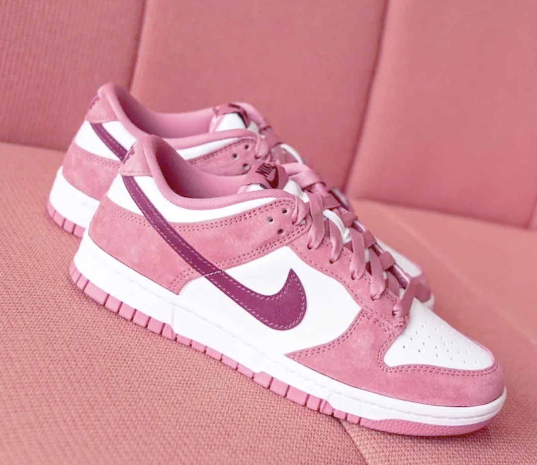 最后,以粉色外底作为收尾,为整双鞋的