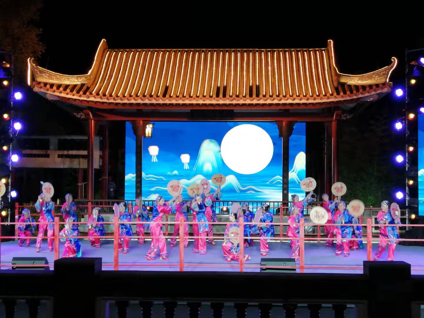 非遗怪村太平鼓《月圆丰收享太平》表演   裴秋菊 摄