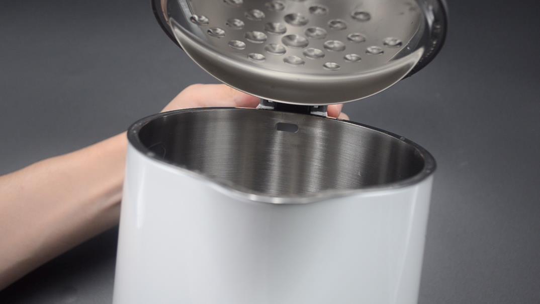 今天才知道,电热水壶里面小孔隐藏的作用,知道的人不多,涨知识