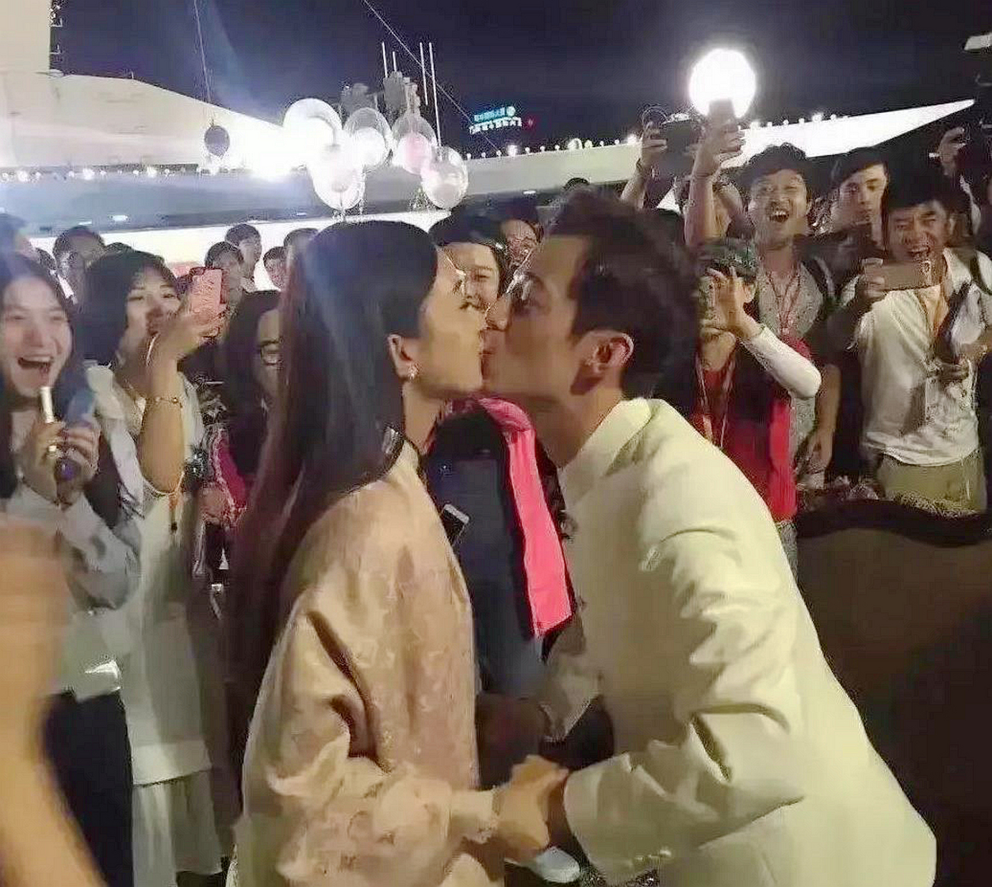 当年赵丽颖上综艺吻何老师,他会吻什么综艺[黑线]