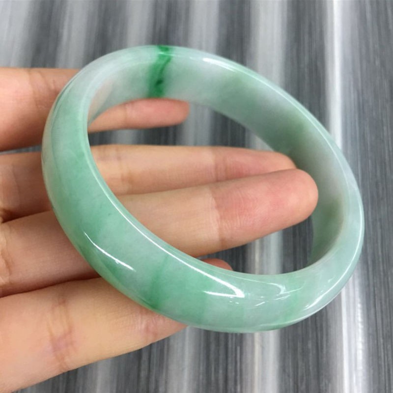 白色糯种翡翠手镯多少钱