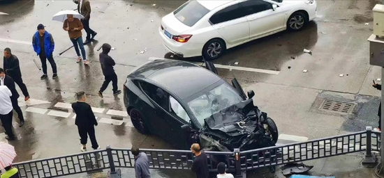 浙江台州一特斯拉连撞两车致2死1伤,警方通报